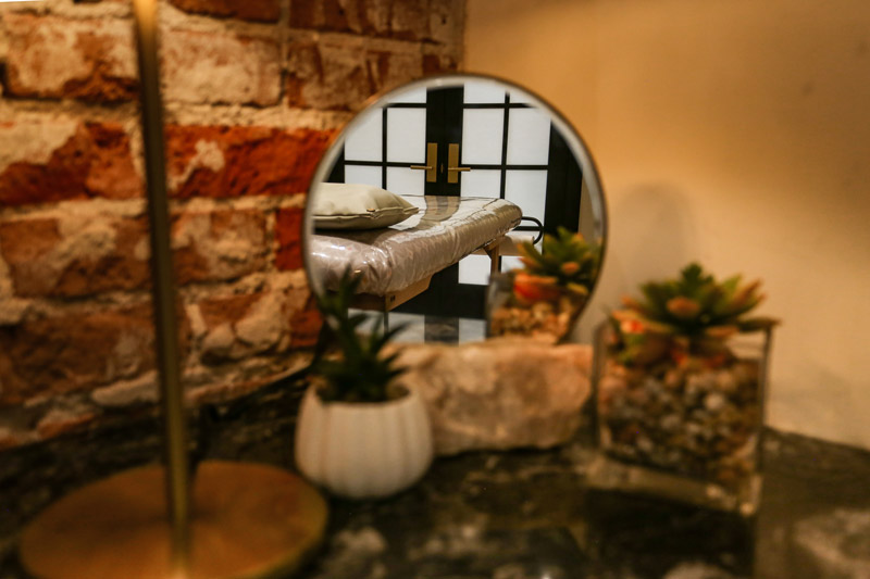 wax-lash-treatment-room